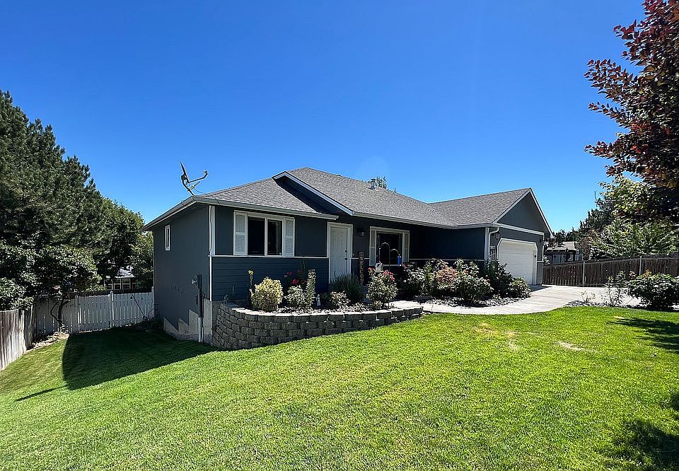 5 BR 3 BATH  3020 SF 0.24 AC