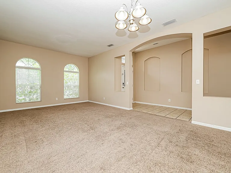 513 9th St NE — Photo 3
