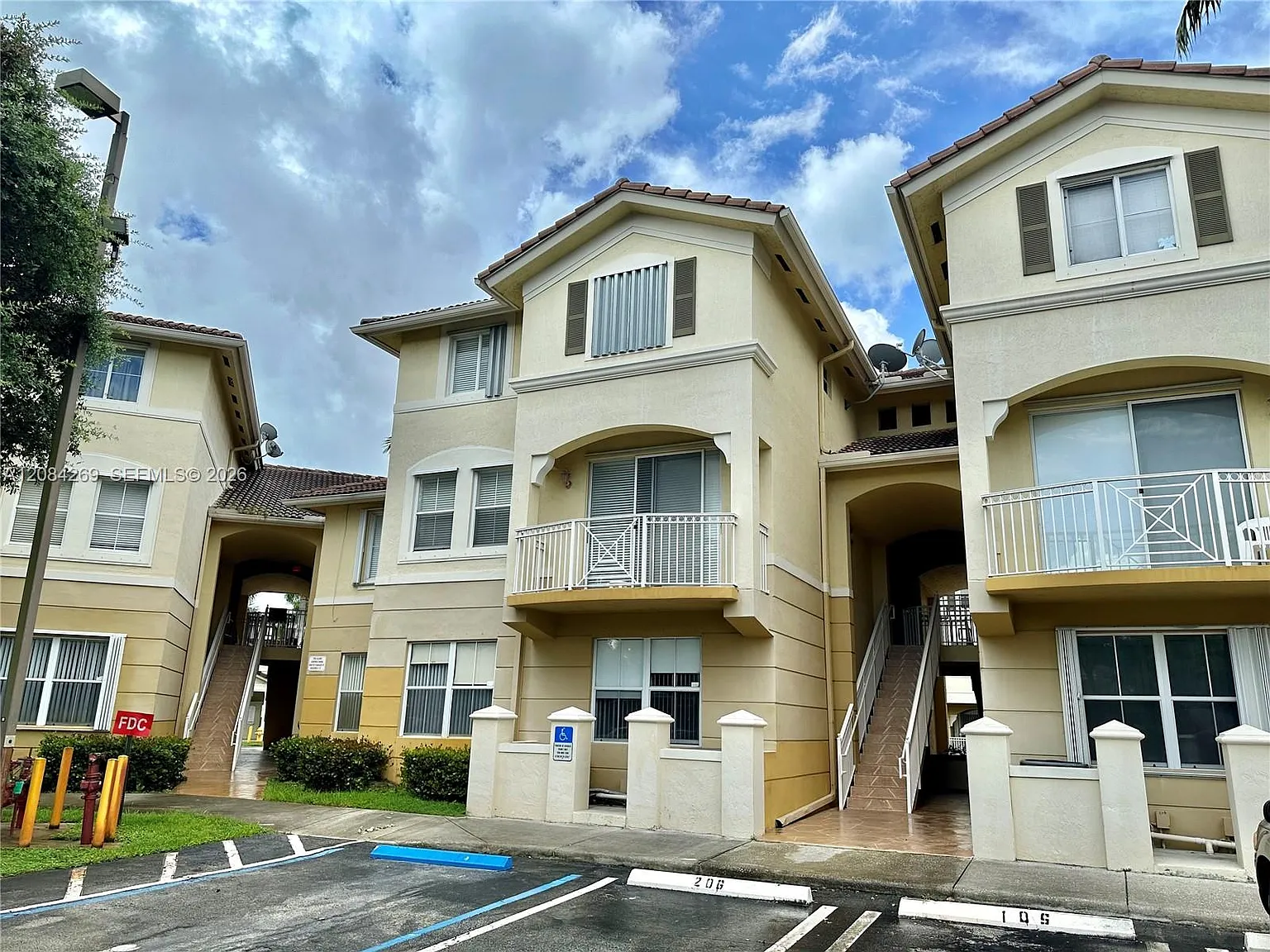3 bed, 2.5 bath, 1385 sqft, $3,000 — Photo 1