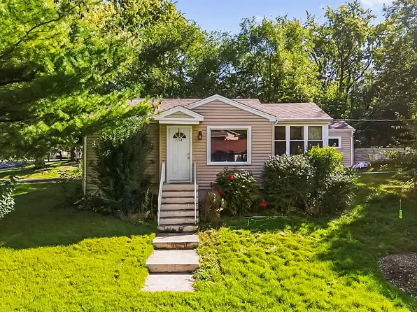 1118 Sycamore St, Lake In The Hills, IL 60156