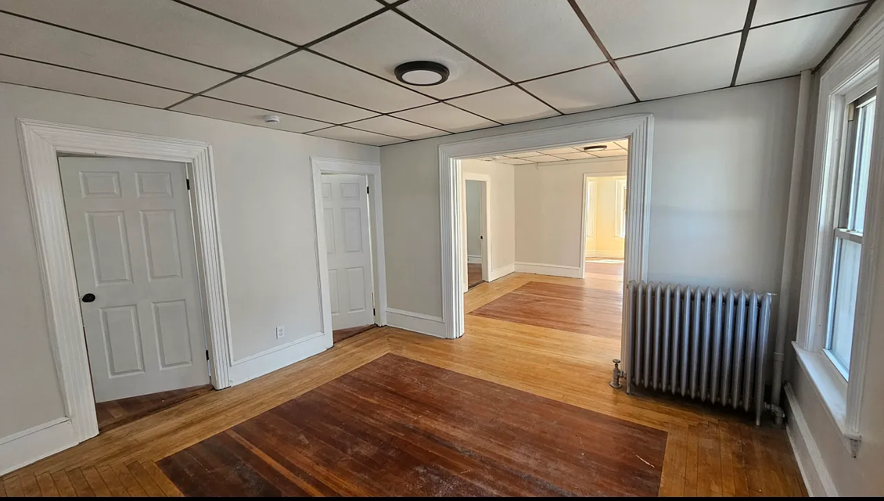 4 bed, 1000 sqft, $2,500 — Photo 1