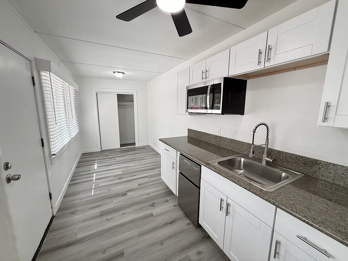 Building Photo - 1015 S Ash Ave #2