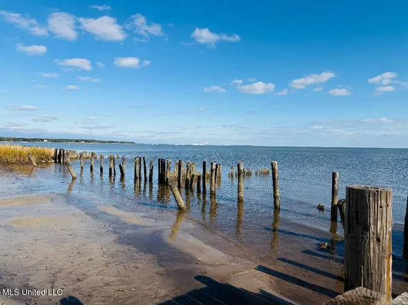 4216 Beach Blvd, Ocean Springs, MS 39564