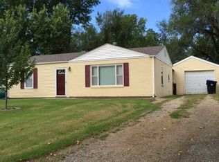 2125 SW Edgewater Ter, Topeka, KS 66614