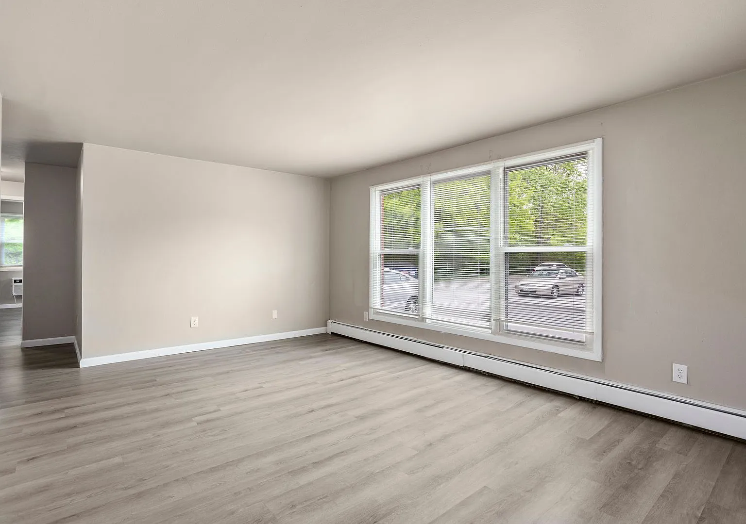 2035 Eastman Avenue — Photo 3