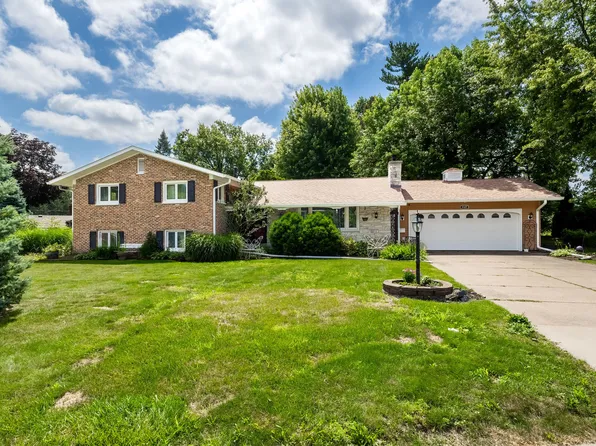 1127 Highland Park Dr, Bettendorf, IA 52722