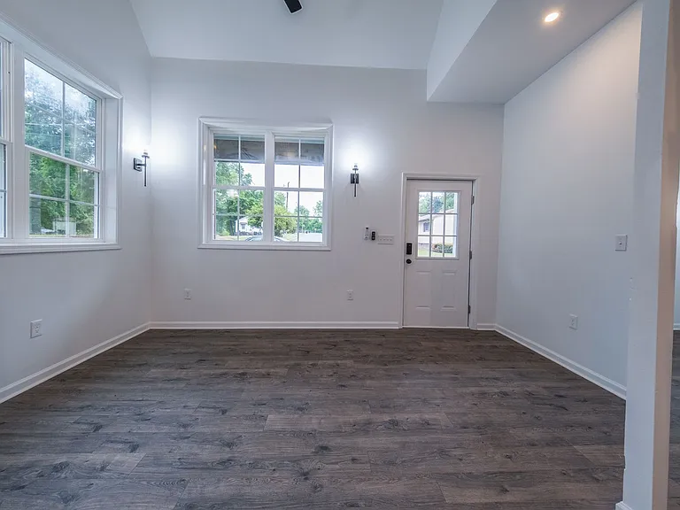 824 Chandler Ave — Photo 9