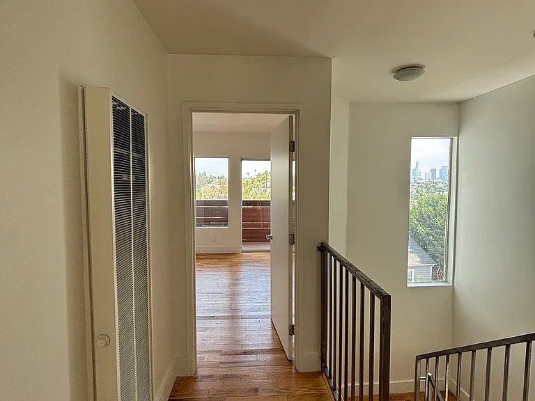 843 Robinson St — Photo 7
