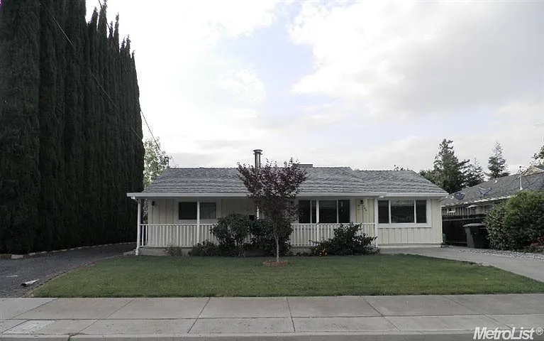 740 Walnut St photo 1