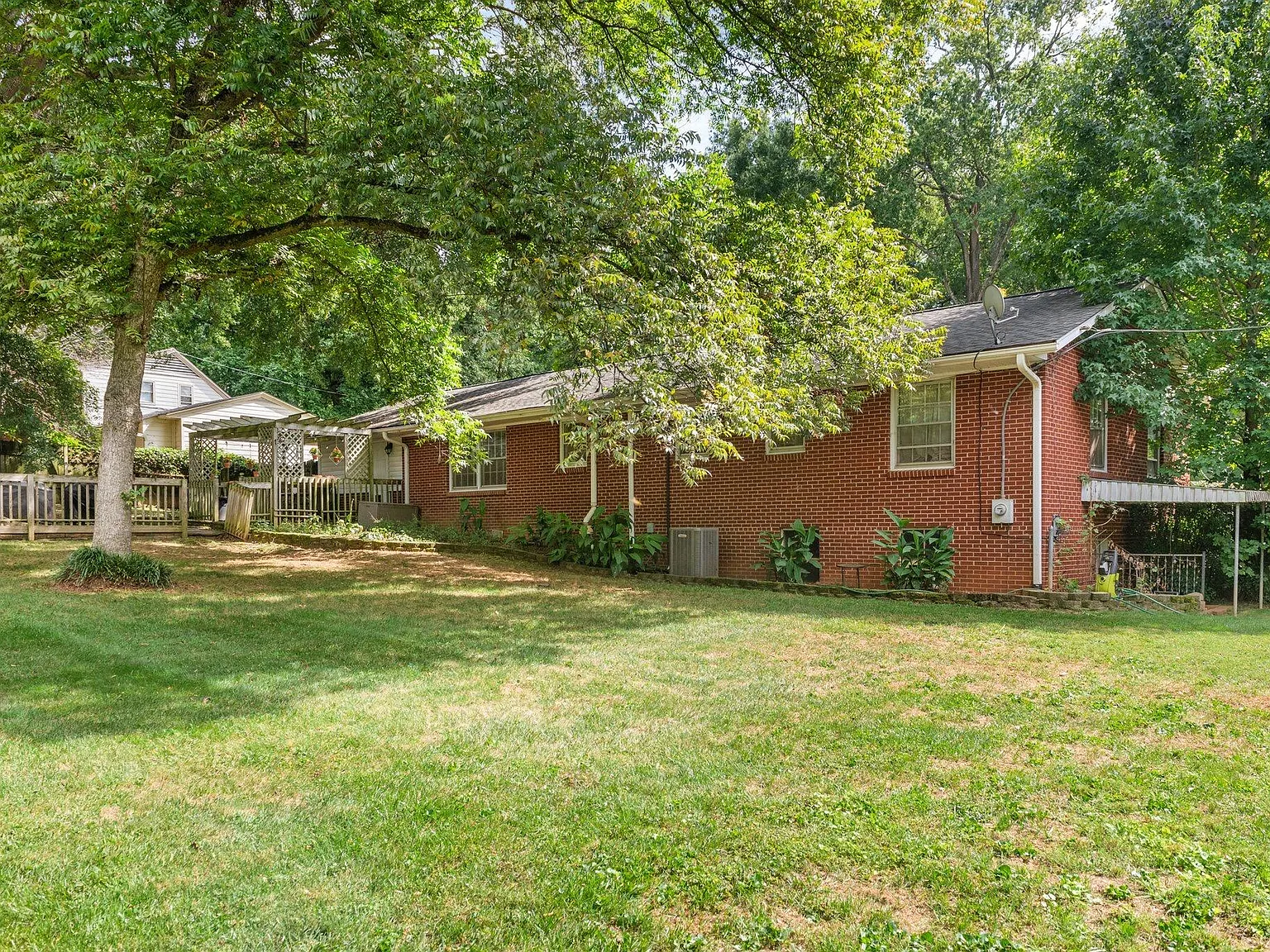 3 bed, 1.5 bath, 1431 sqft, $1,950 — Photo 4