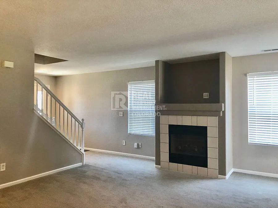 Beautiful 4-Bedroom Home in Waterglen Mountain Views & Fantastic Location! — Photo 4