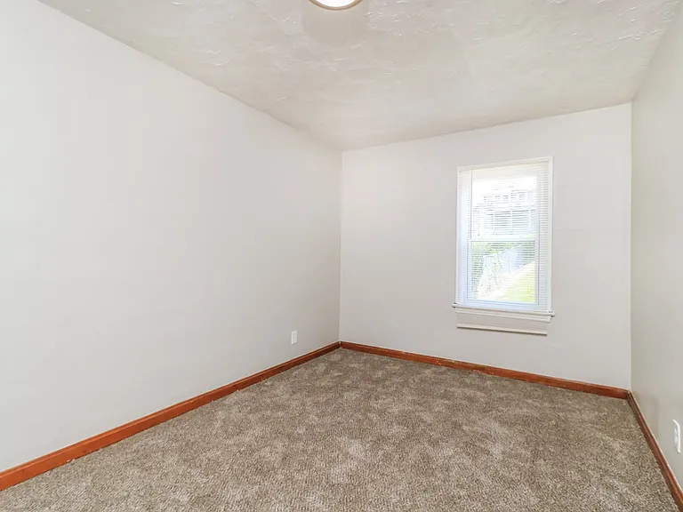 1471560_026_bedroom_12892564.jpg