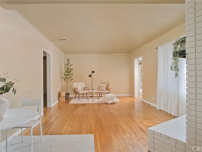 2121 N Screenland Dr — Photo 10
