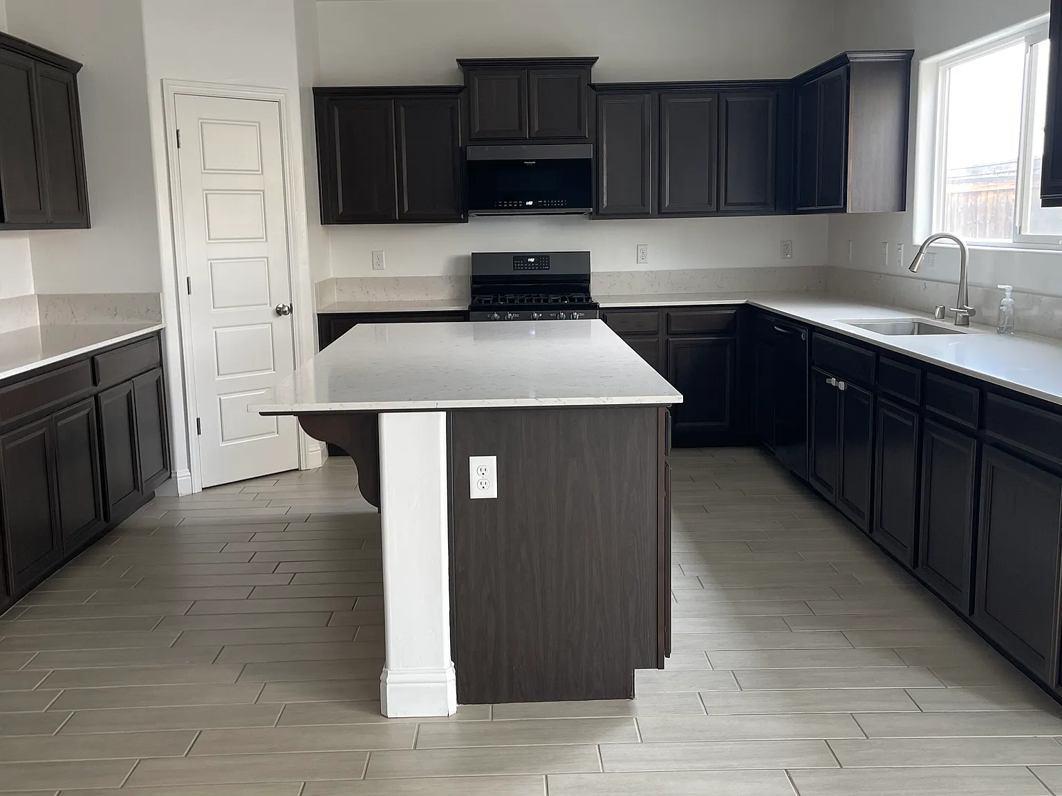 4 bed, 1878 sqft, $2,800 — Photo 4