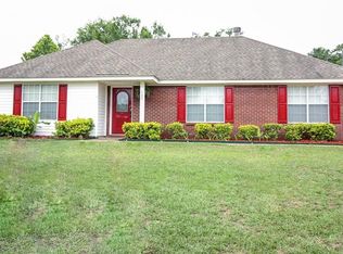 139 Country Side Ln, Elmore, AL 36025
