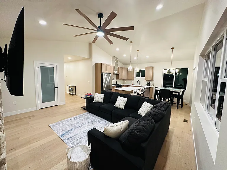 646 Haynes Dr — Photo 3