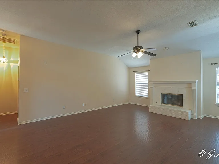 8116 Ship St — Photo 5