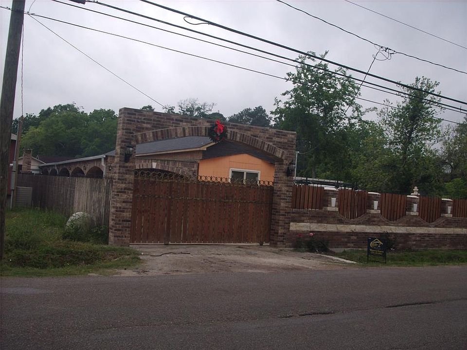 1st image of 411 Arcadian Dr