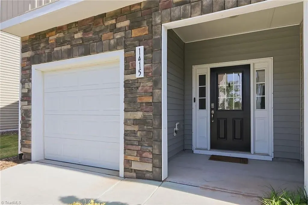 3 bed, 2.5 bath, 1681 sqft, $1,845 — Photo 2