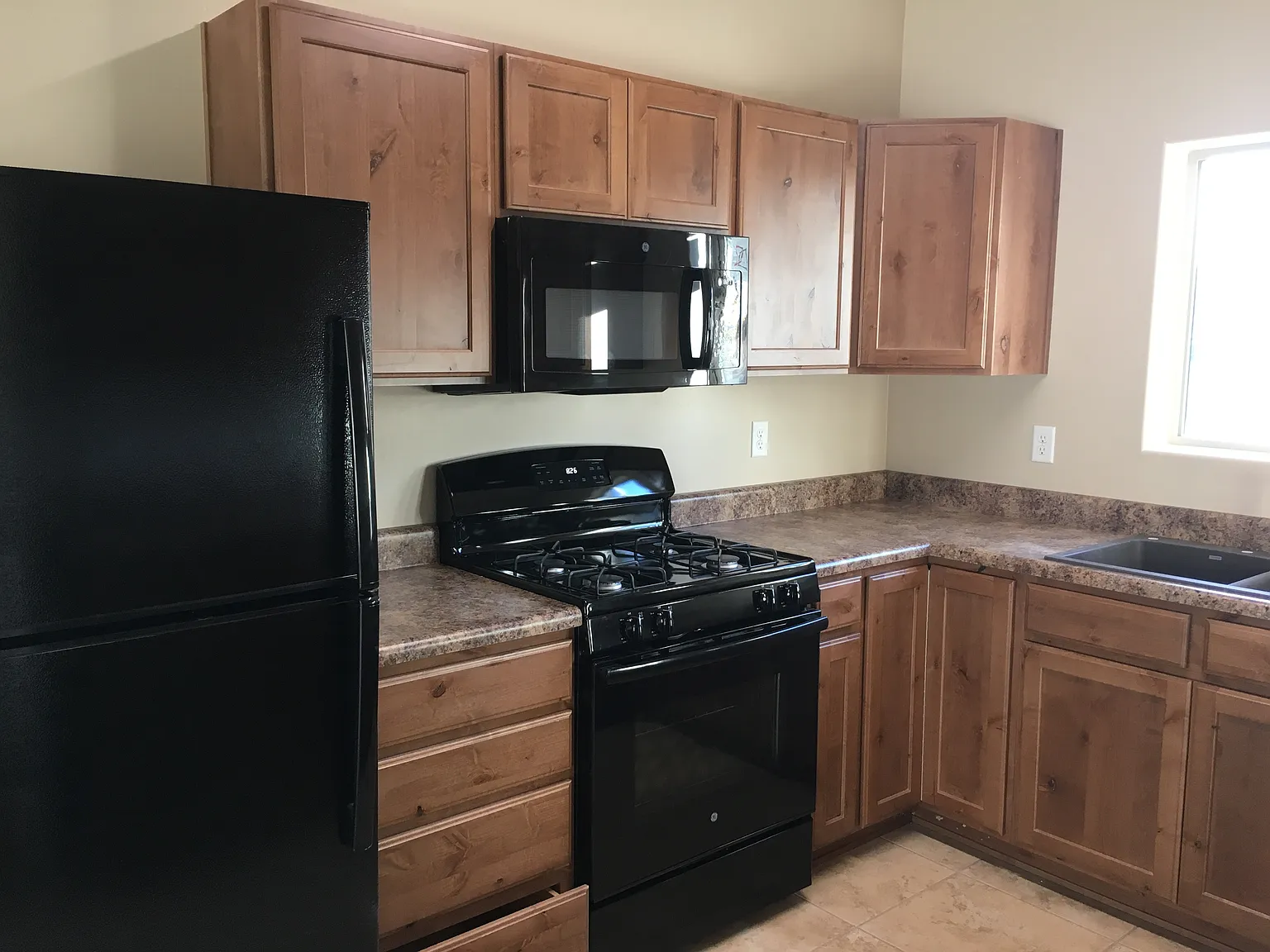 3 bed, 2.5 bath, 1320 sqft, $2,200 — Photo 4