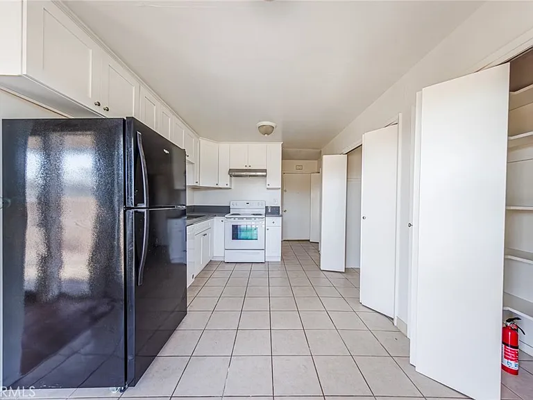 810 E Grand Ave — Photo 7