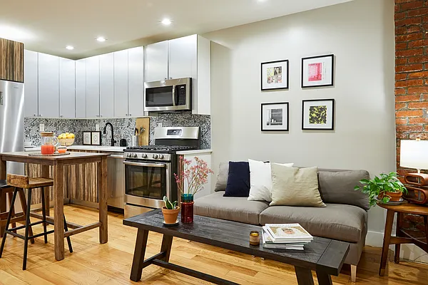 Rented by Venn NY Inc | media 29