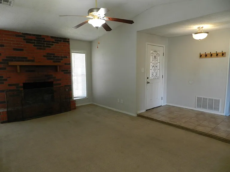 2615 NW Locksley Ln — Photo 2