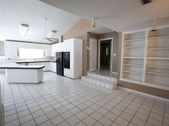 3rd image of 765 Dogwood Ln