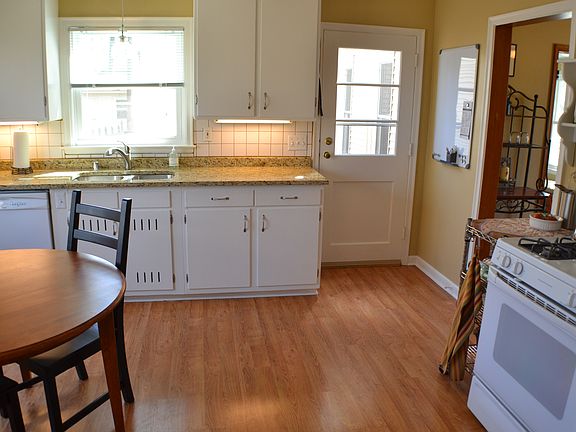 Eat-In Kitchen