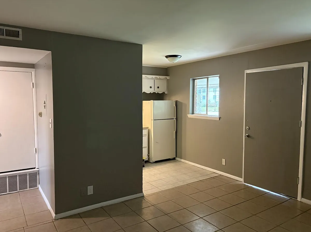 Unit Photo - 915 S Dewey Ave #5