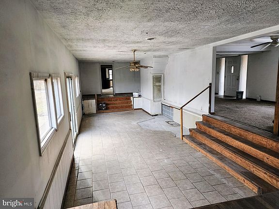 5th image of 354 Carpenter Ln