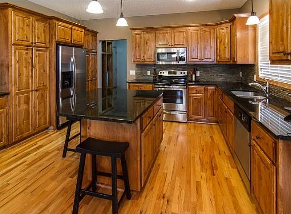 Gorgeous oak floors throughout the kitchen, dining room and entry.