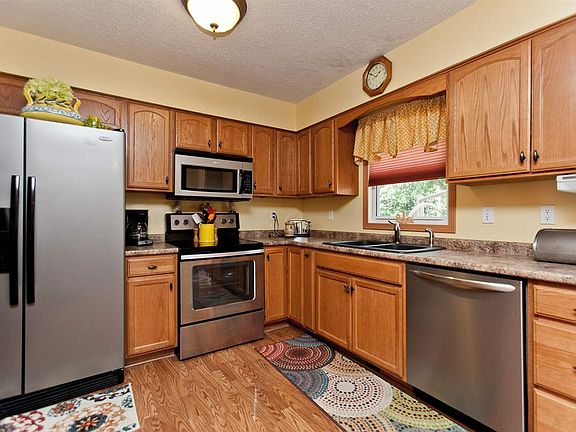 4th image of 20 Lincoln Dr