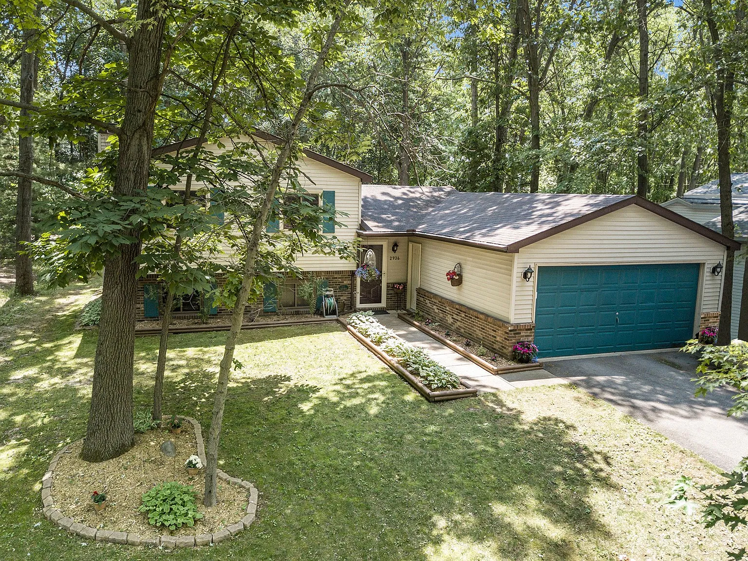 2936 Ward Ave photo 1