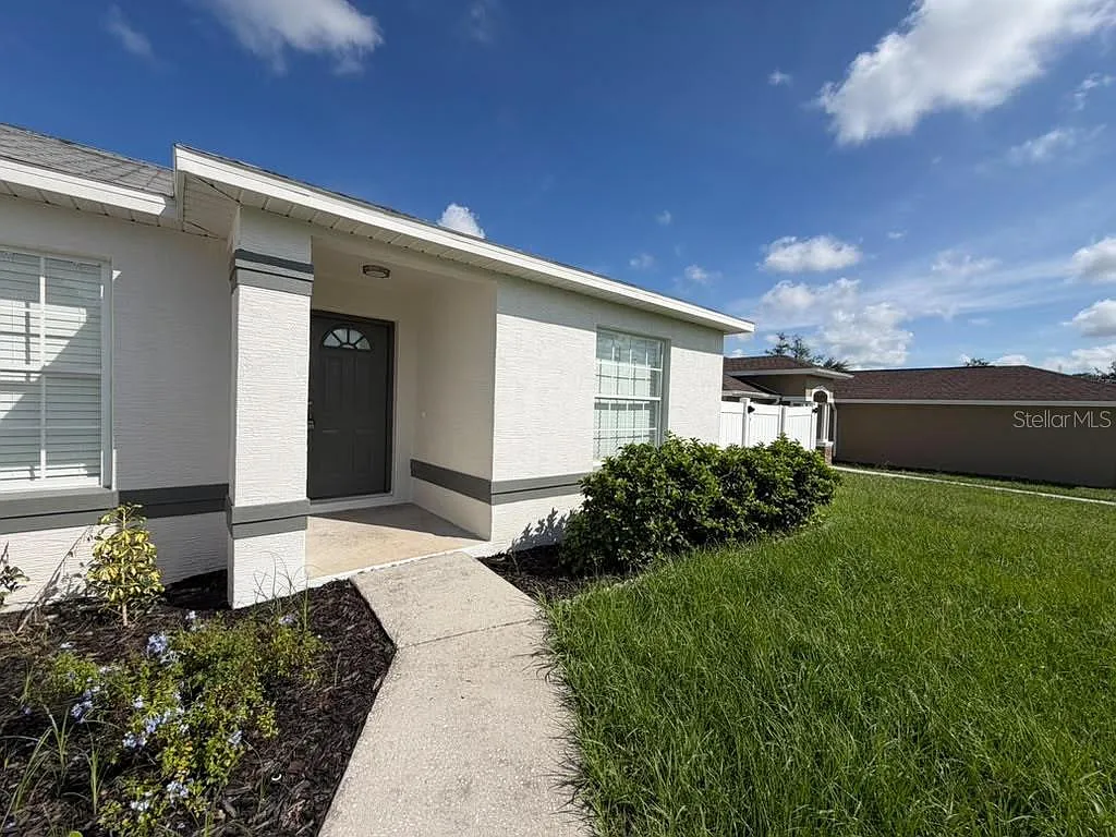 3 bed, 2.0 bath, 1559 sqft, $2,300 — Photo 3