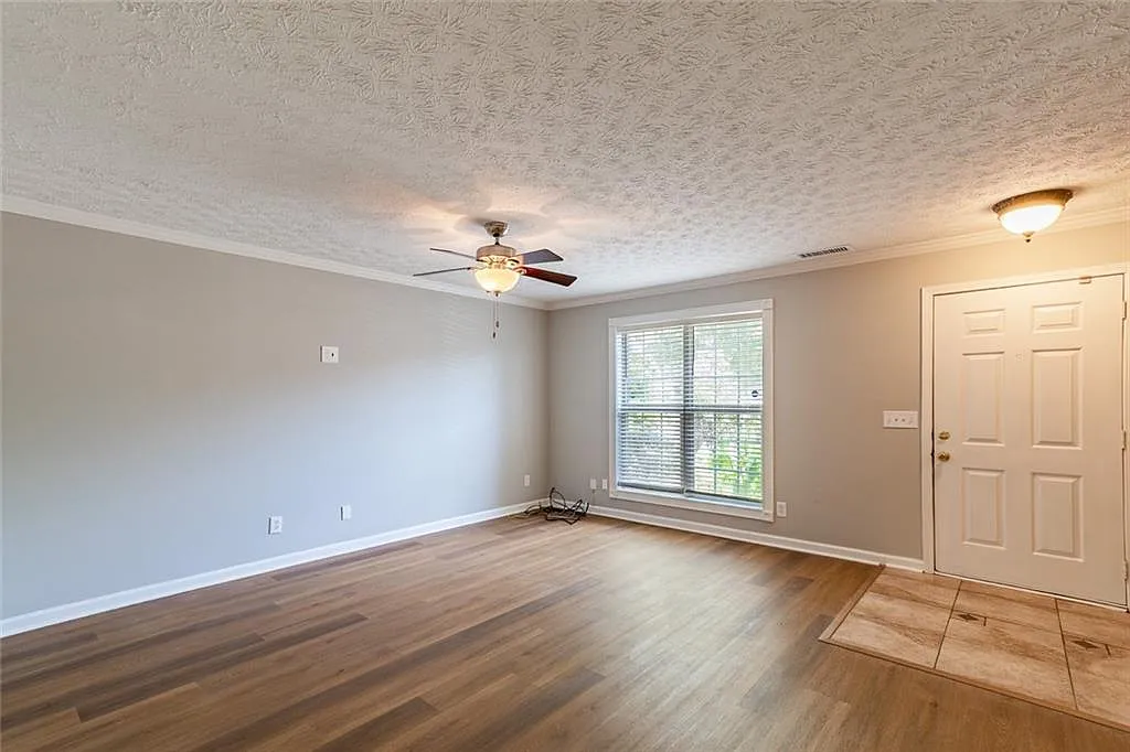 3 bed, 2.5 bath, 1340 sqft, $1,675 — Photo 2