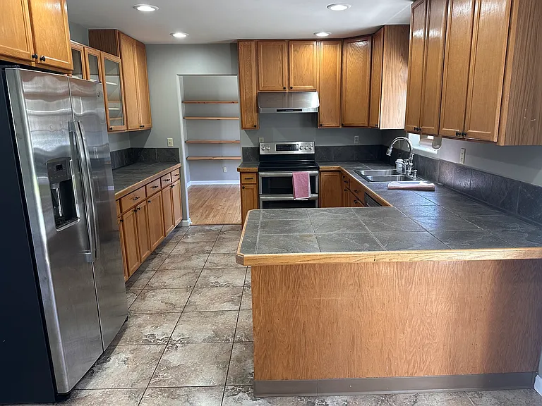 170 Lakeview Ave — Photo 2