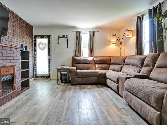 3rd image of 231 William St