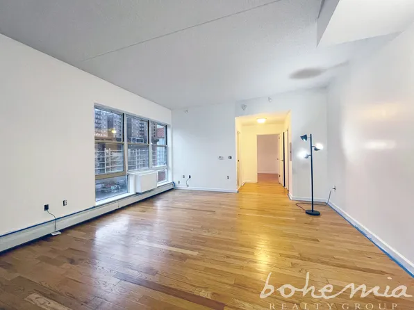 4469 Broadway image 3 of 13