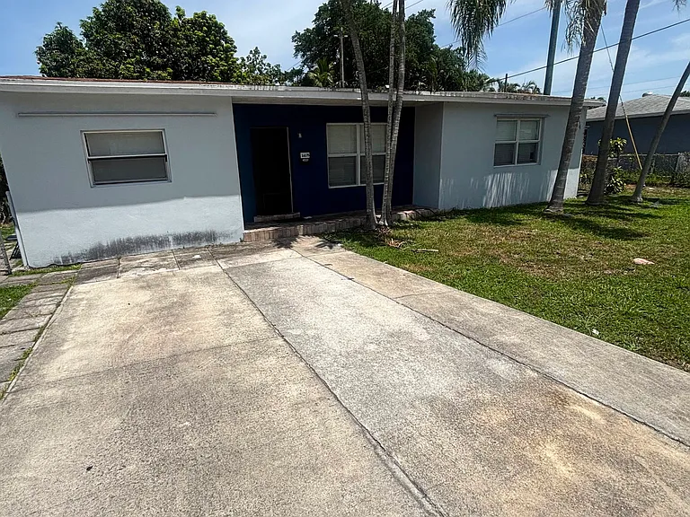 16175 NE 12th Ave N — Photo 1