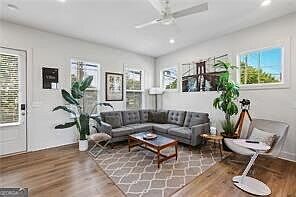 5th image of 990 Viney Way NW
