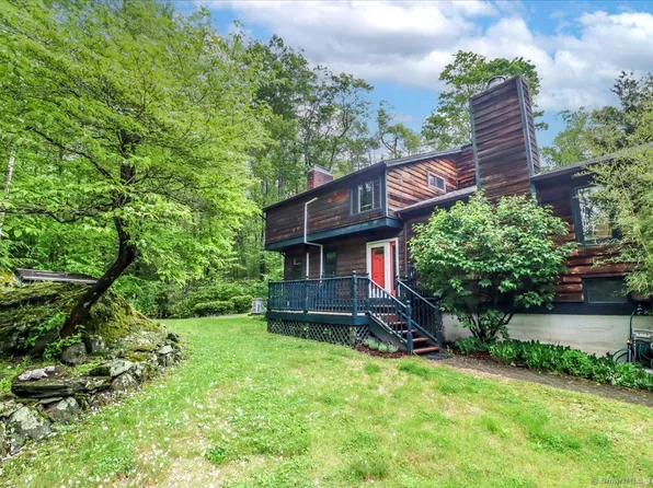 18 Dinglebrook Lane, Newtown, CT 06470