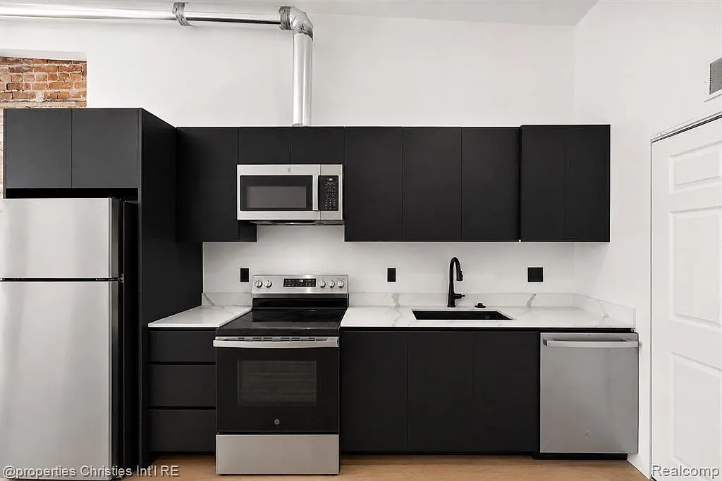 1 bed, 1.0 bath, 465 sqft, $1,300 — Photo 3
