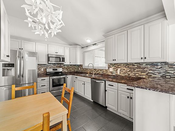3rd image of 10055 Concord Ct