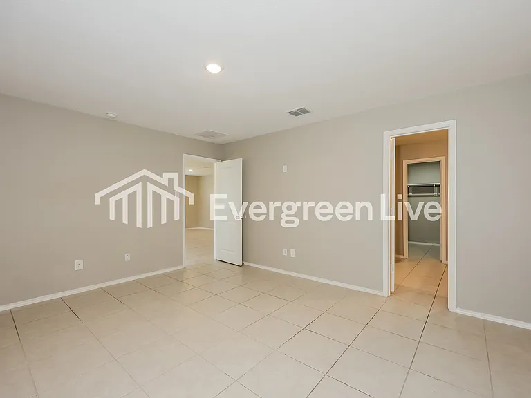 1021 Crestview Dr — Photo 7
