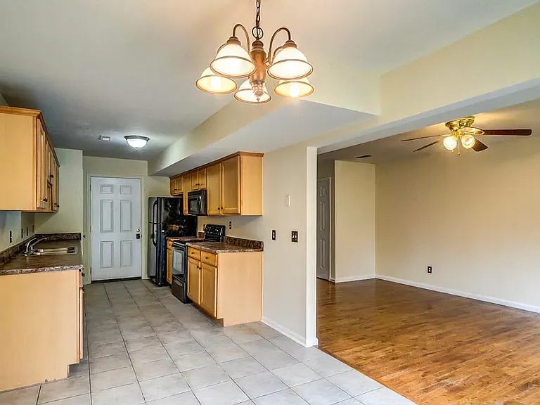 578 Hampton Way #A — Photo 6