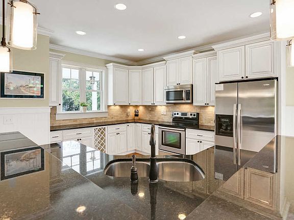 5th image of 103 SE 42nd St