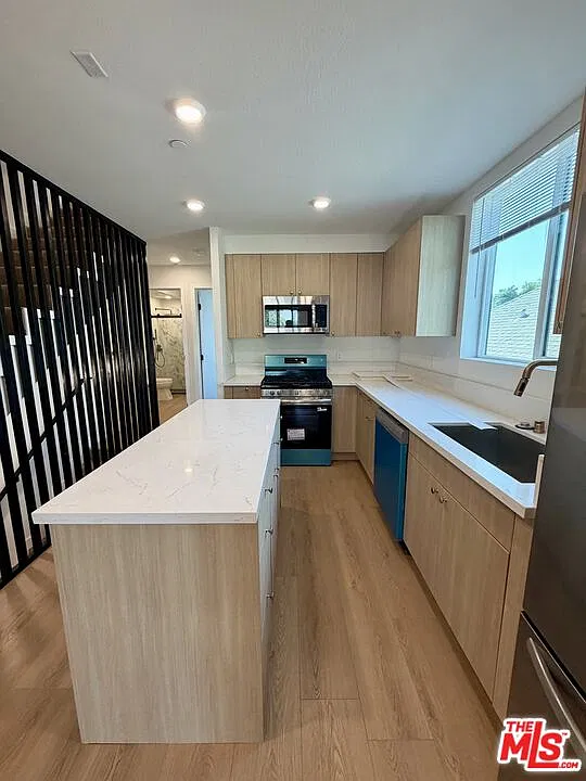 3 bed, 3.0 bath, 1374 sqft, $3,125 — Photo 3