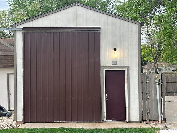 4th image of 835 W Belmont Ave