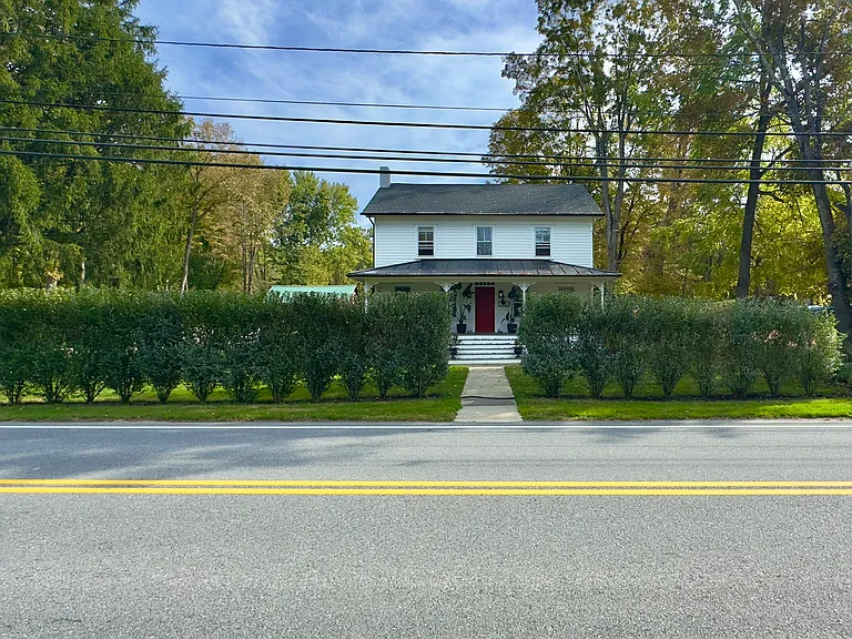 2422 Salt Point Tpke — Photo 1